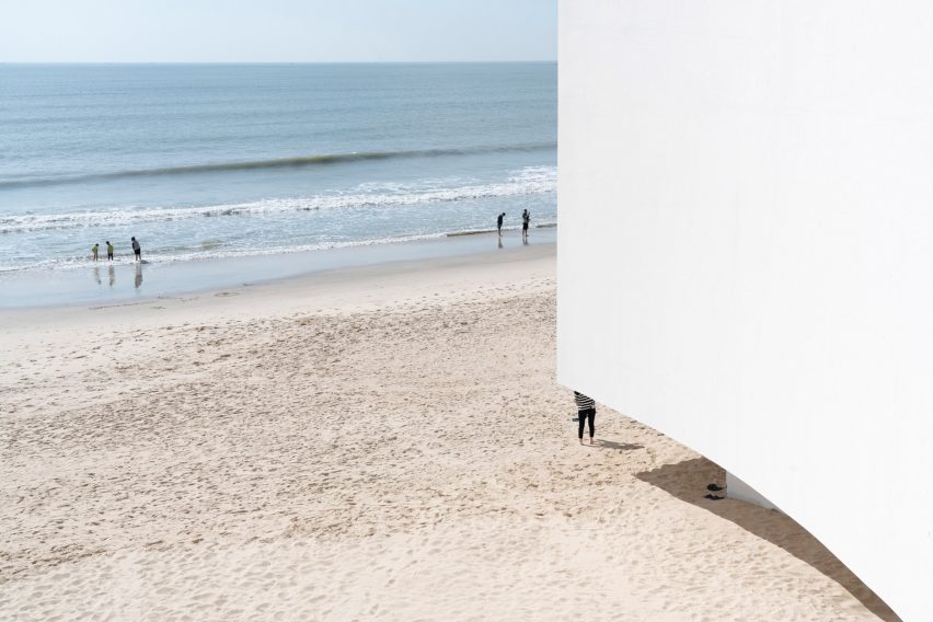 The Seaside Chapel of Jinting Bay was designed by O-office Architects