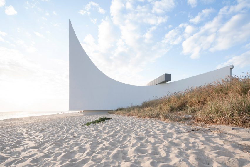 The Seaside Chapel of Jinting Bay was designed by O-office Architects