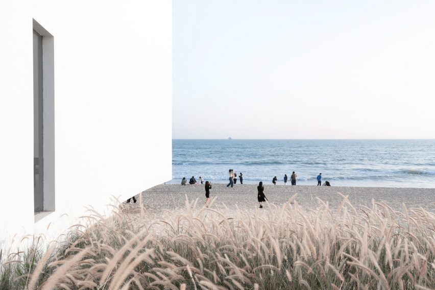 The Seaside Chapel of Jinting Bay was designed by O-office Architects