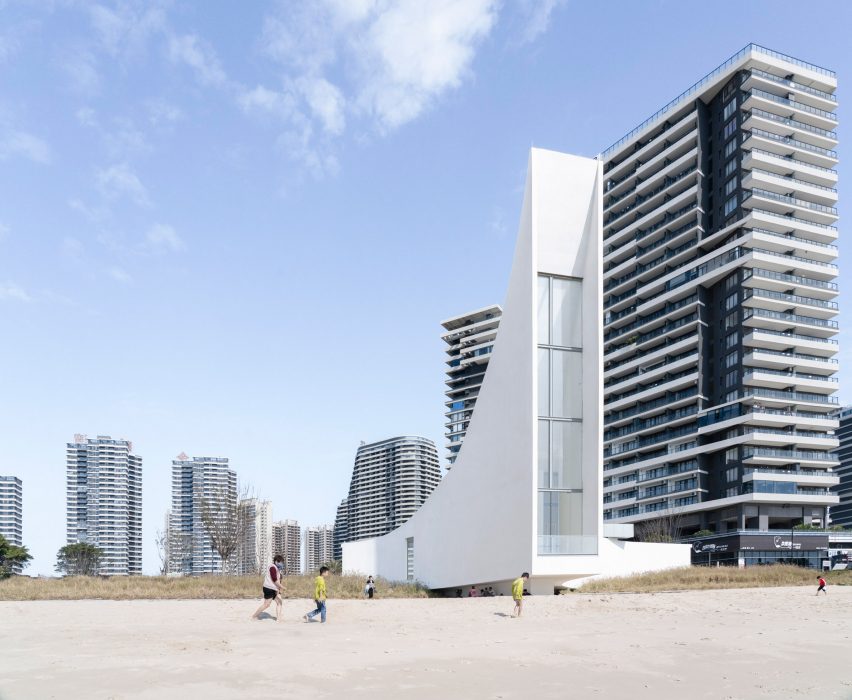 The Seaside Chapel of Jinting Bay was designed by O-office Architects