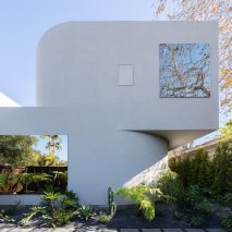 Curved plaster walls feature in bright Los Angeles home by Pentagon