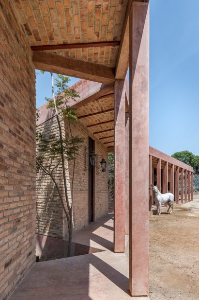 Colonnades and horse outside of 1540 arquitectura's servicio agavero