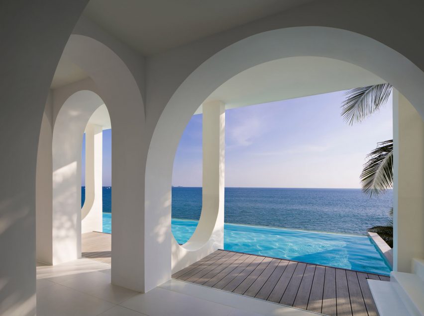Pool area of Sumei Skyline Coast hotel by GS Design