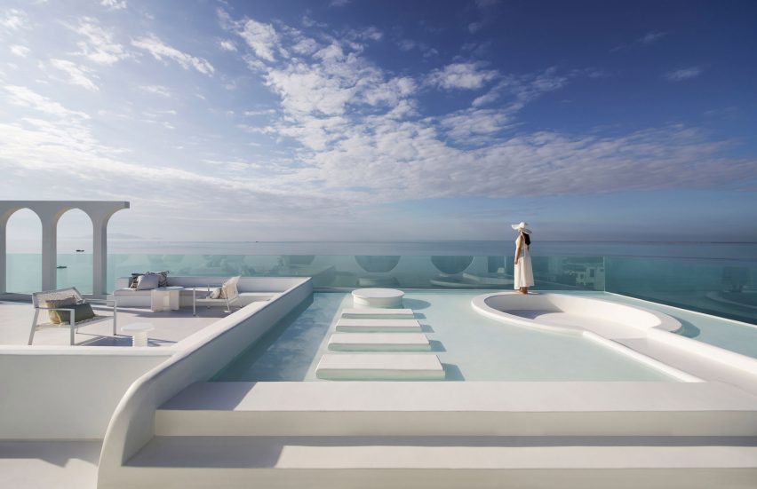 Pool area of Sumei Skyline Coast hotel by GS Design