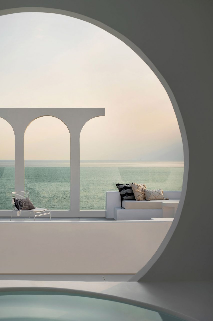 Pool area of Sumei Skyline Coast hotel by GS Design