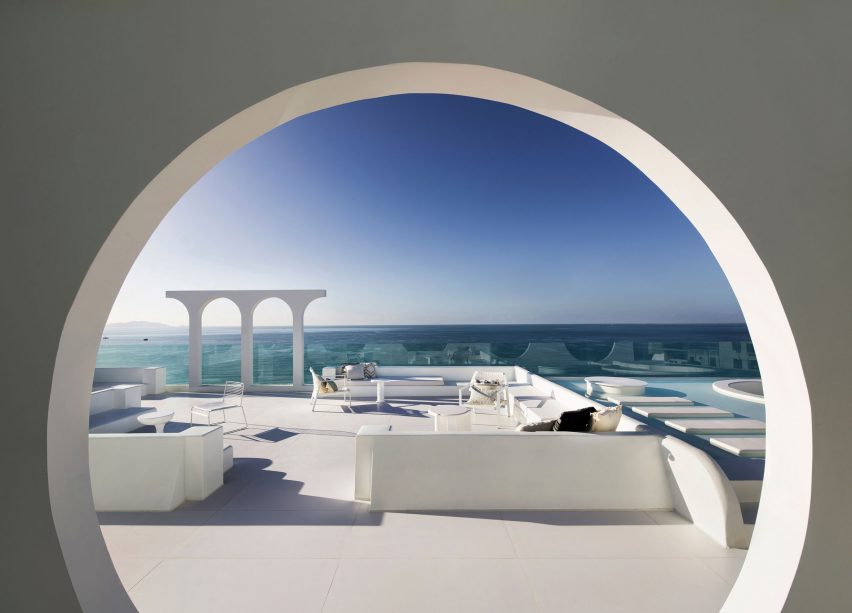 Pool area of Sumei Skyline Coast hotel by GS Design