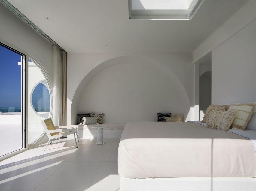 Bedrooms inside Sumei Skyline Coast hotel by GS Design