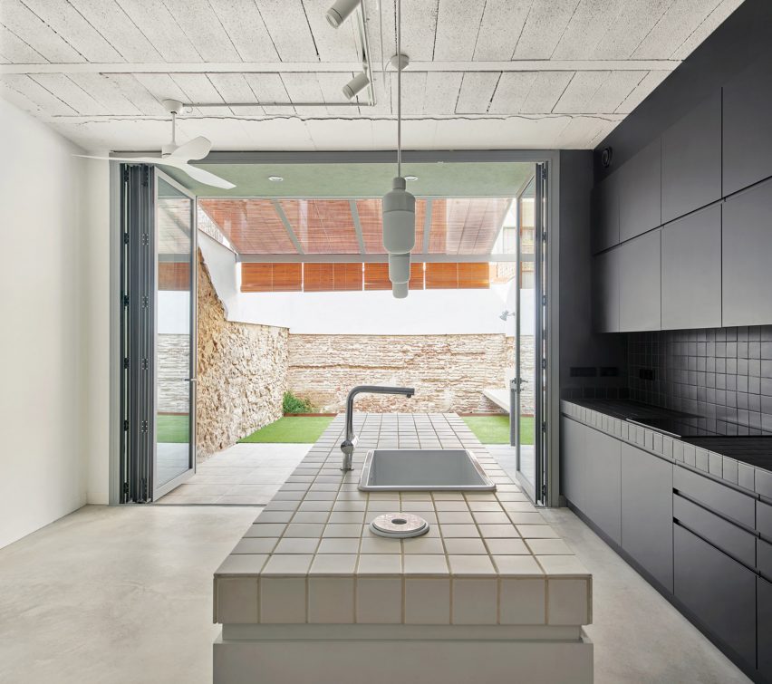 Kitchen of 100JOA by Vallribera Arquitectes