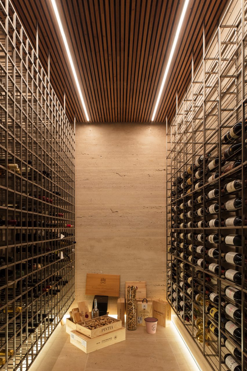 Marcos Bertoldi Arquitetos wine room