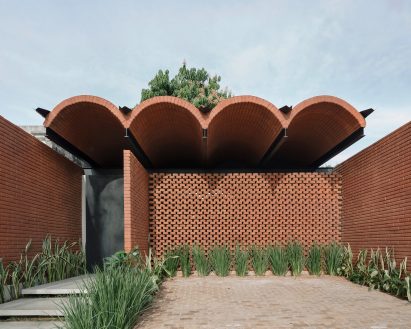 The Intermediate House by Equipo de Arquitetura