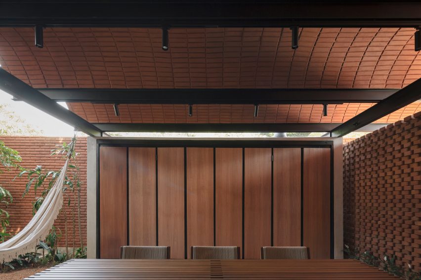 Equipo de Arquitectura Intermediate House Narrow