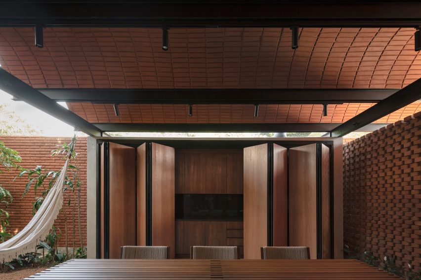 Equipo de Arquitectura Intermediate House Narrow