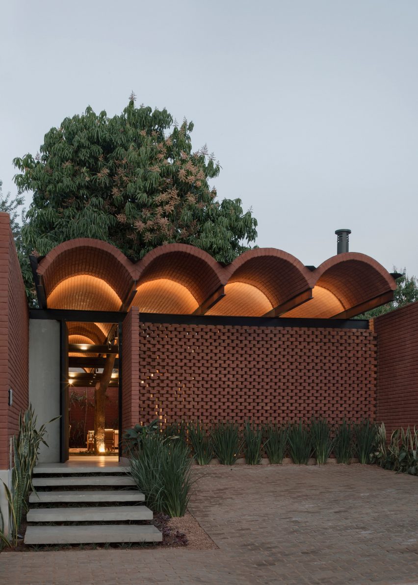Equipo de Arquitectura Intermediate House Narrow
