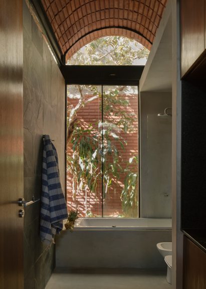 Equipo de Arquitectura Intermediate House Narrow Vaulted Paraguay bathroom