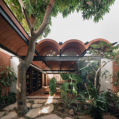 Equipo de Arquitectura Intermediate House Narrow Vaulted Paraguay aerial view
