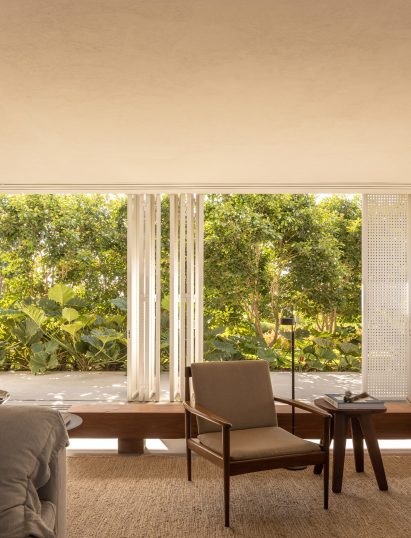 Studio MK27 Brazilian home with long gabled roof