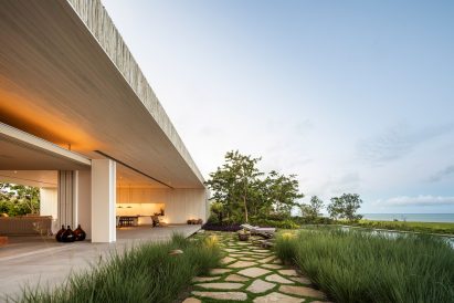 Studio MK27 Brazilian home with ocean views