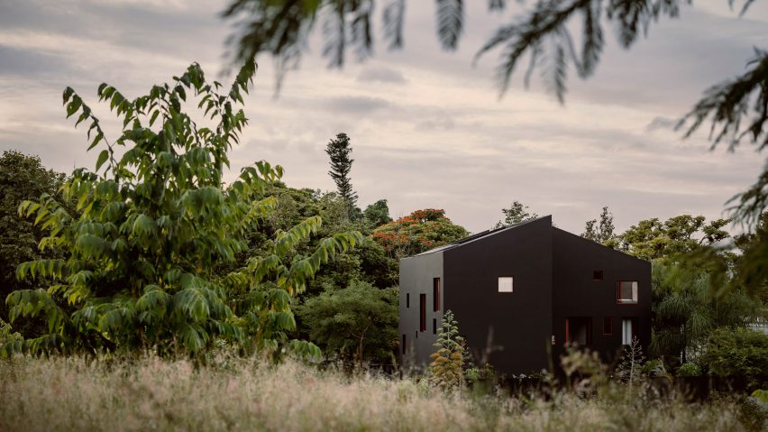 Lopez Gonzalez hides roof terrace atop black House in Xalapa