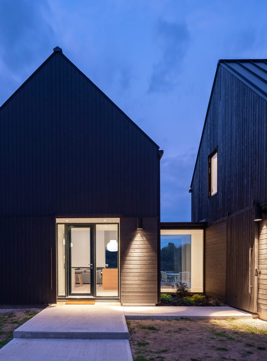 Wanda Ely Summerhus Ontario Exterior night