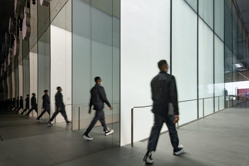Al Maryah Island Apple Store in Abu Dhabi by Foster + Partners 