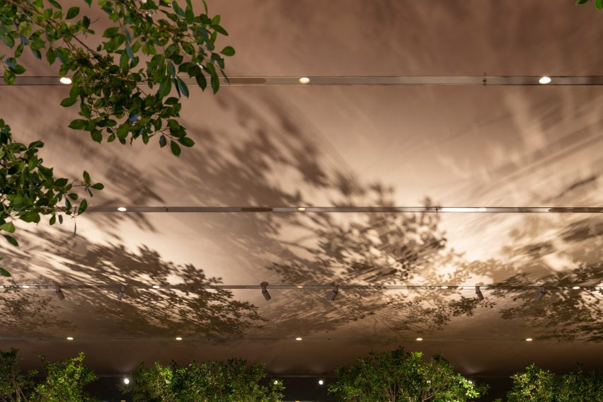 Al Maryah Island Apple Store in Abu Dhabi by Foster + Partners 
