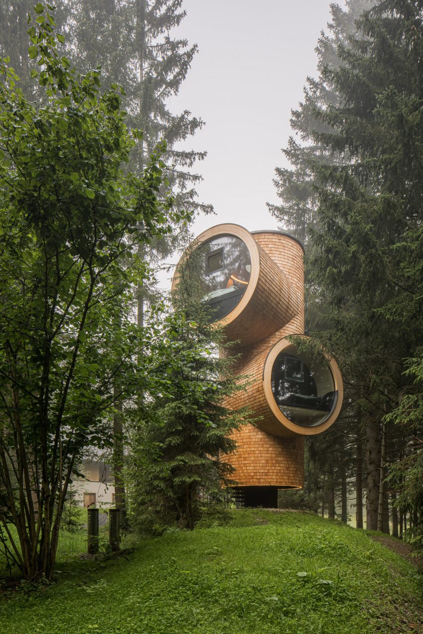 Shingle-covered treehouse by Precht