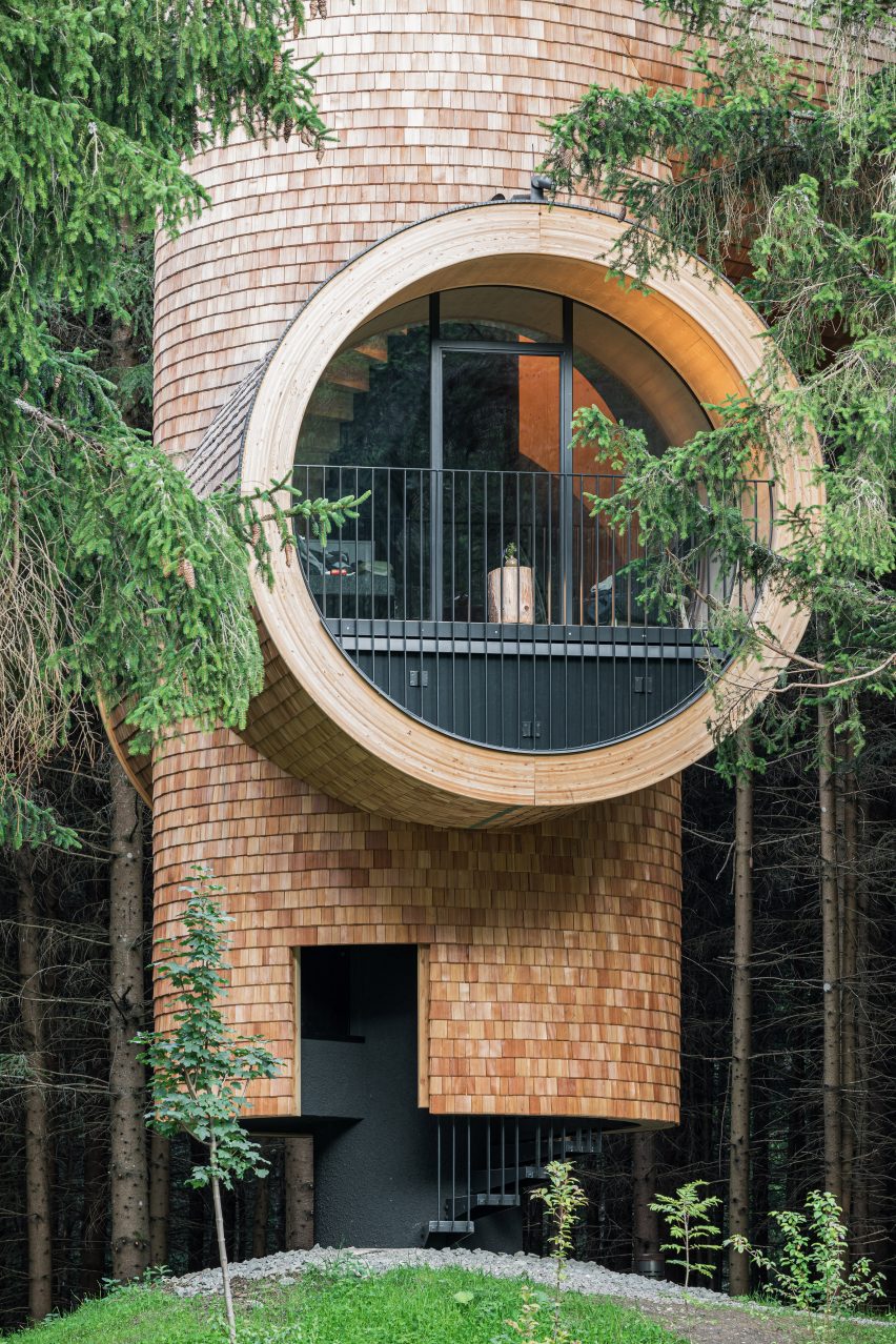Shingle-covered treehouse by Precht