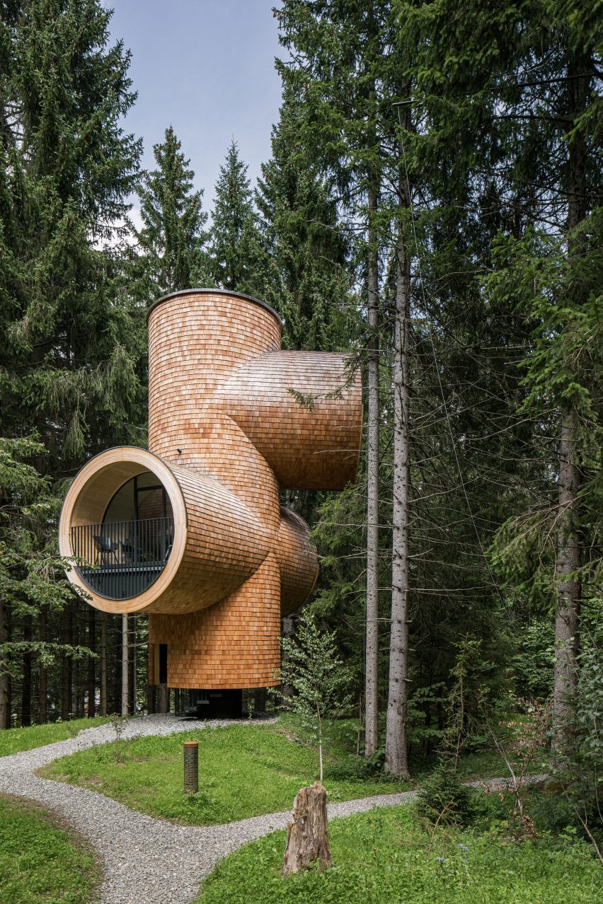 Shingle-covered treehouse by Precht