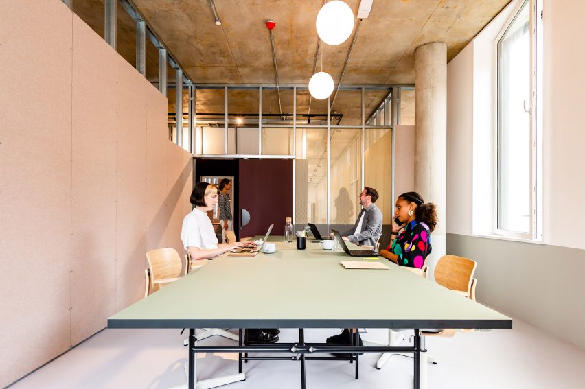Bureau in Greenwich Design District by Roz Barr Architects