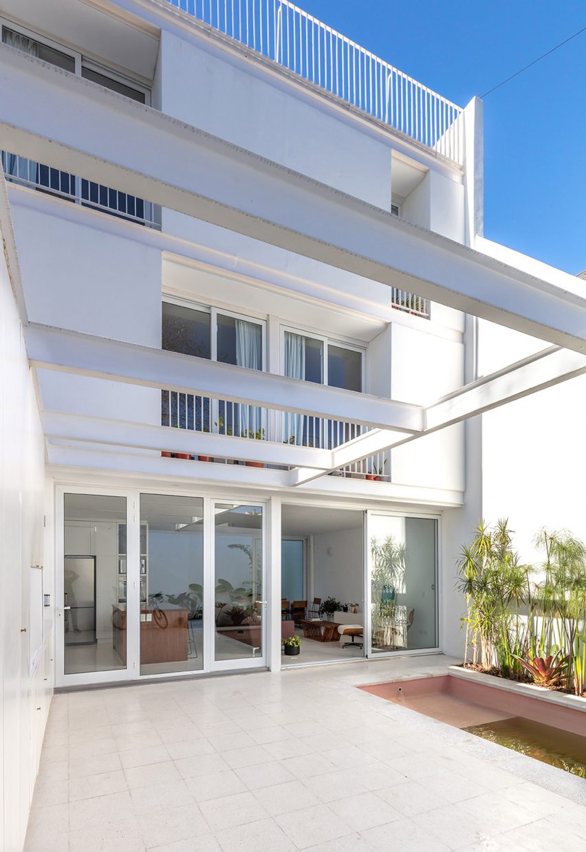 All-white steel home by Colle-Croce
