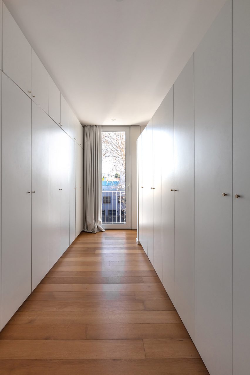 All-white steel home by Colle-Croce