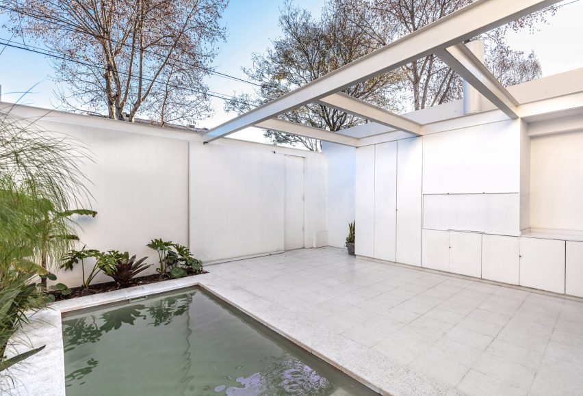 All-white steel home by Colle-Croce