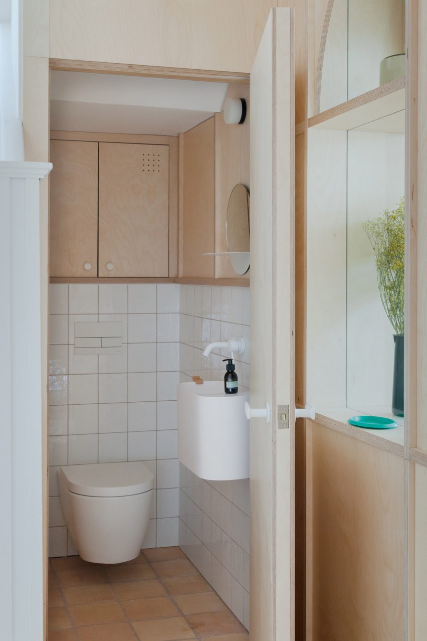 Bathroom by Nimtim Architects