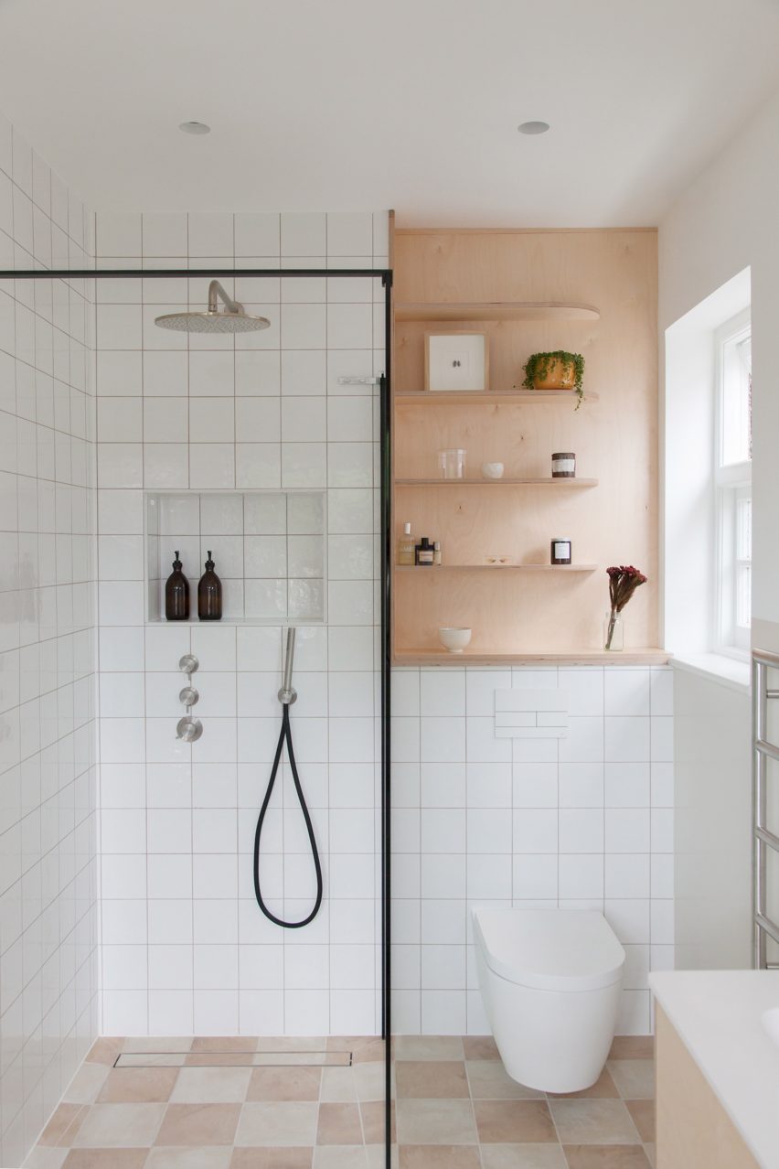 Bathroom of Curve Appeal by Nimtim Architects