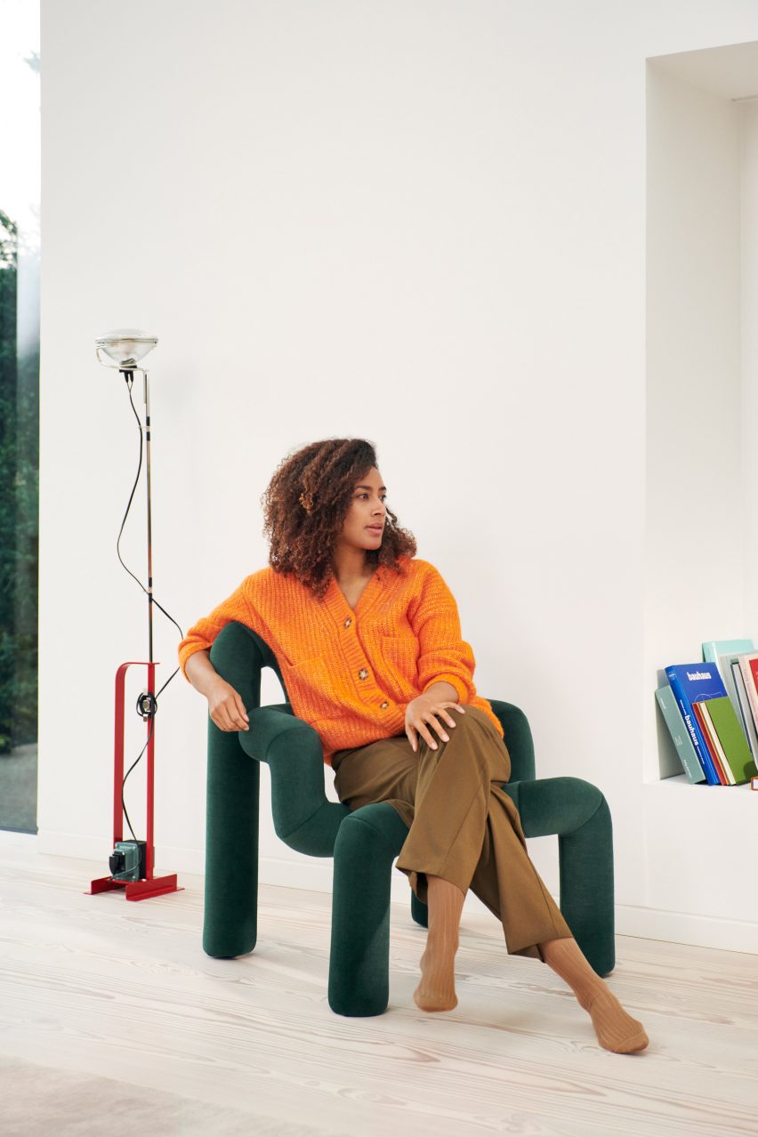 Woman sitting in a green Ekstrem chair by Varier
