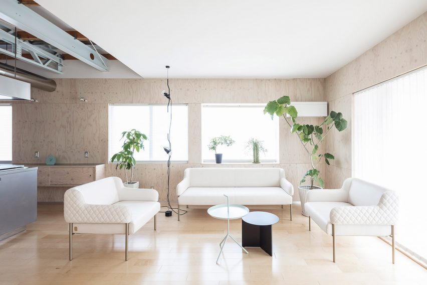 Leather furniture in House in Honjo by Jorge Almazán Architects