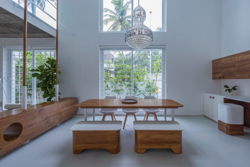 Dining table in House of Ayoob by 3dor Concepts