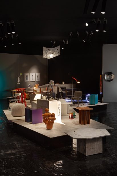 Objects and furniture at Inferences/Inferencias are displayed on a podium