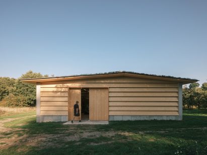 Wooden barn by Johan Sundberg