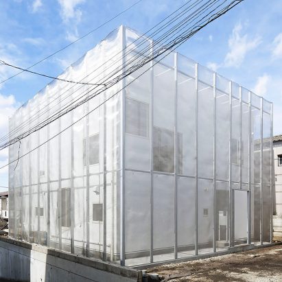 Mesh-covered MoyaMoya house in Tokyo