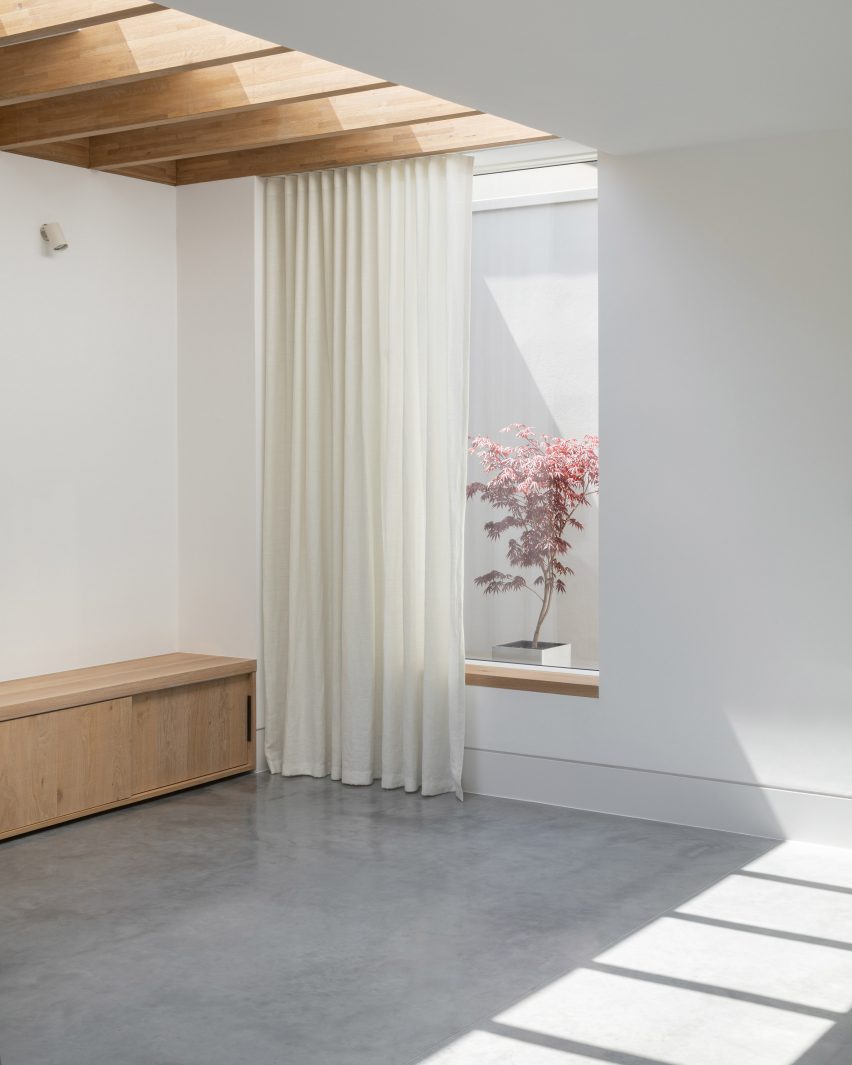 Hipped House is a home in Surrey that was designed by Oliver Leech Architects