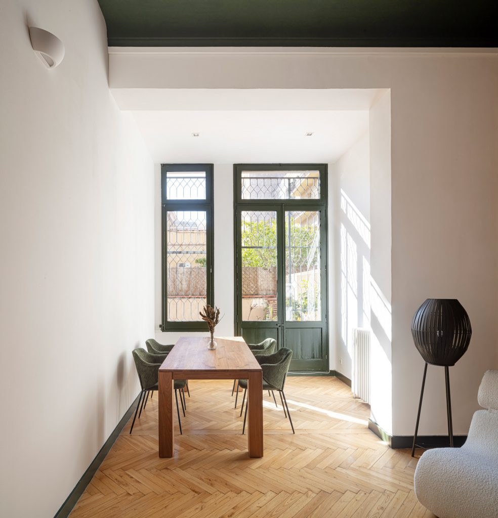 Dining table in Passeig de Grácia apartment by Jeanne Schultz