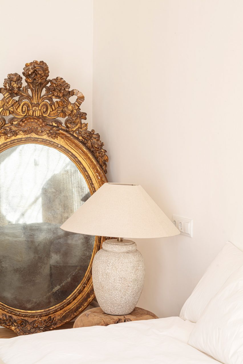 Mirror in Passeig de Grácia apartment by Jeanne Schultz