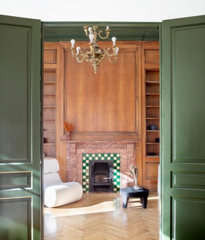 Living room in Passeig de Grácia apartment by Jeanne Schultz