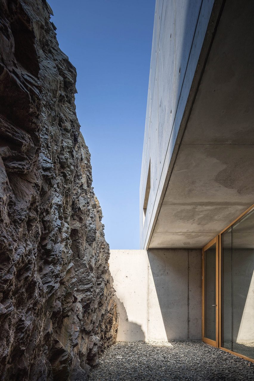 Concrete house by Marià Castelló and José Antonio Molina