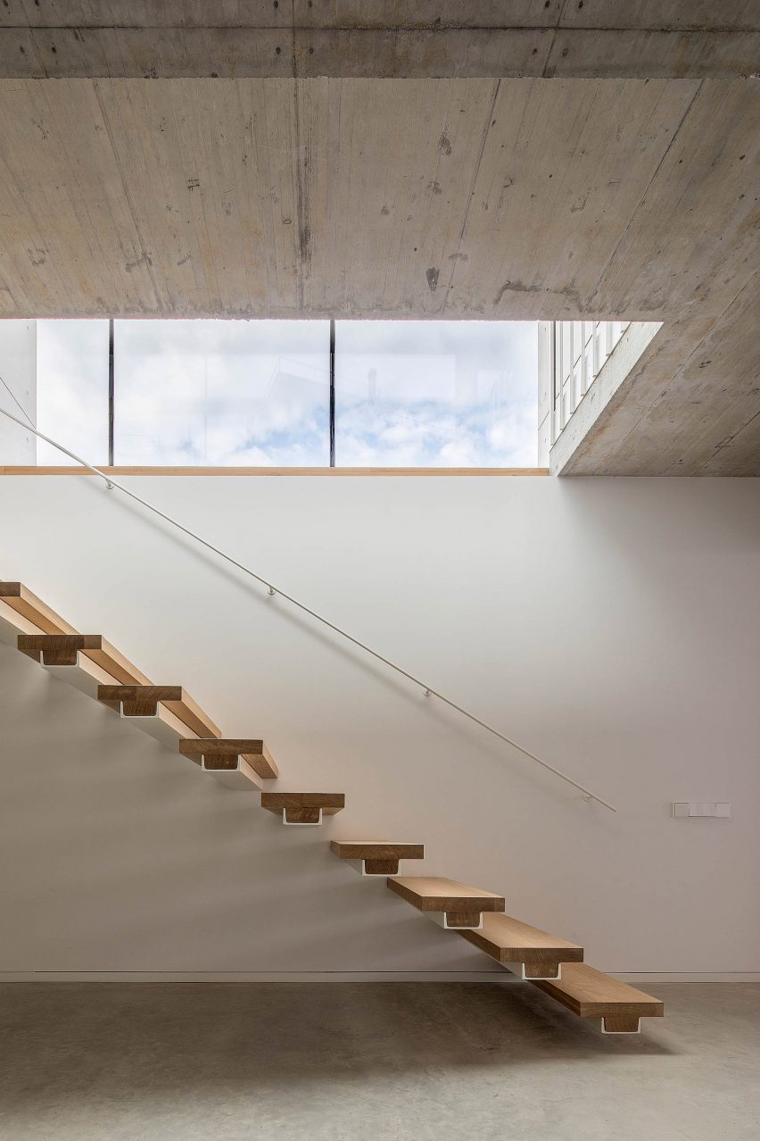 Cantilever staircase