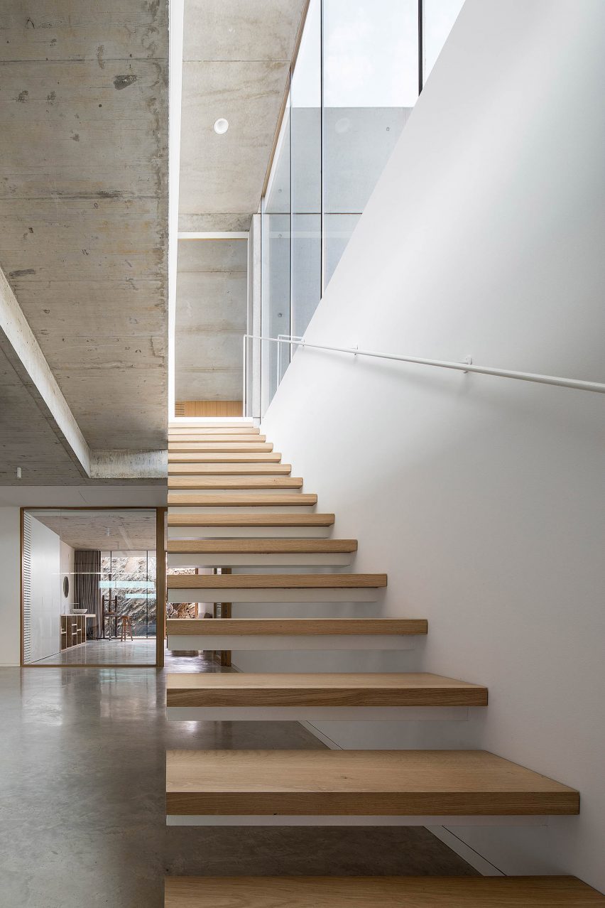 Cantilever staircase