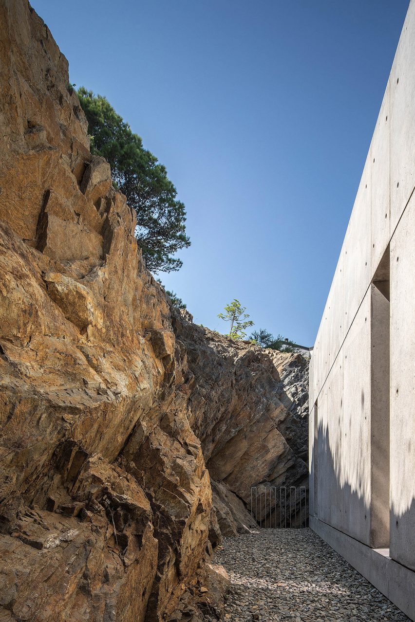 Concrete house in Spain by Marià Castelló and José Antonio Molina