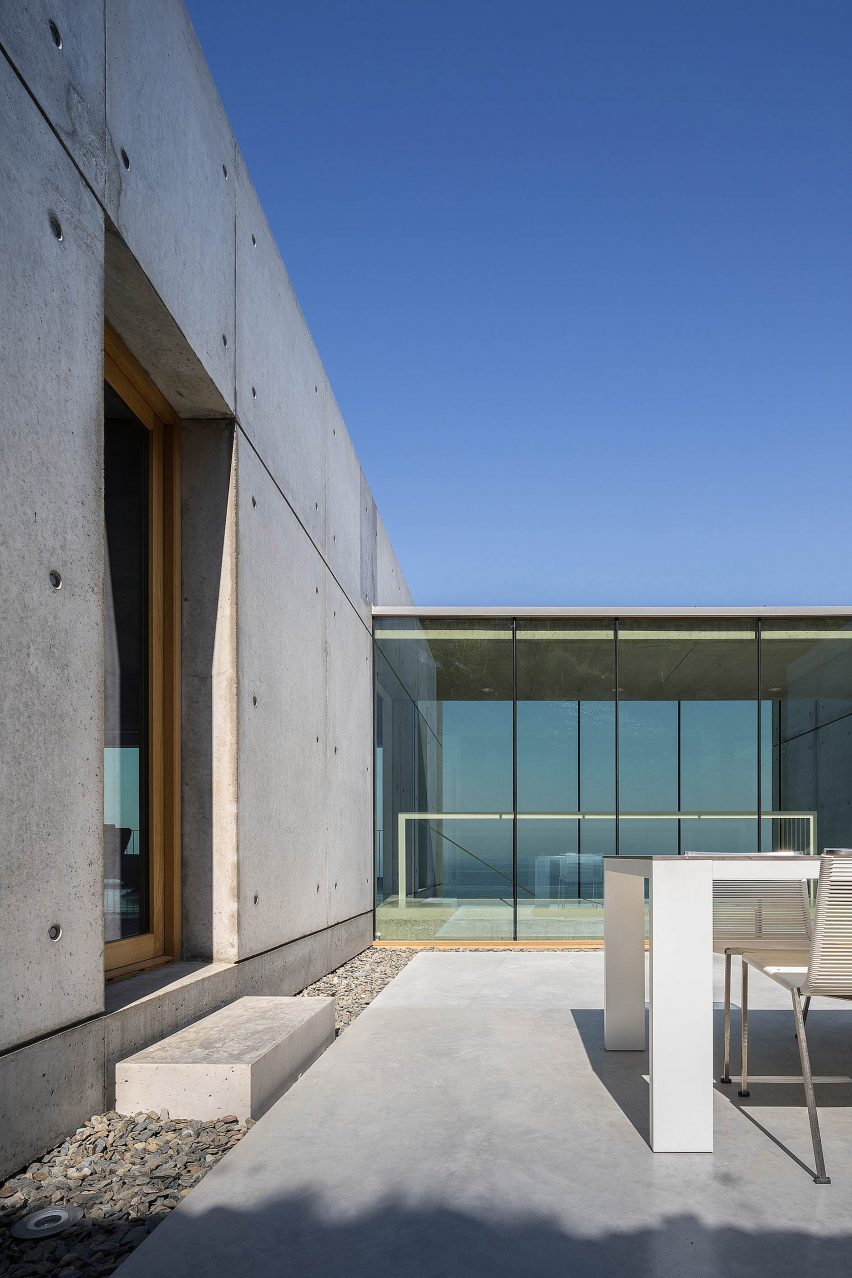 Concrete house in Spain by Marià Castelló and José Antonio Molina