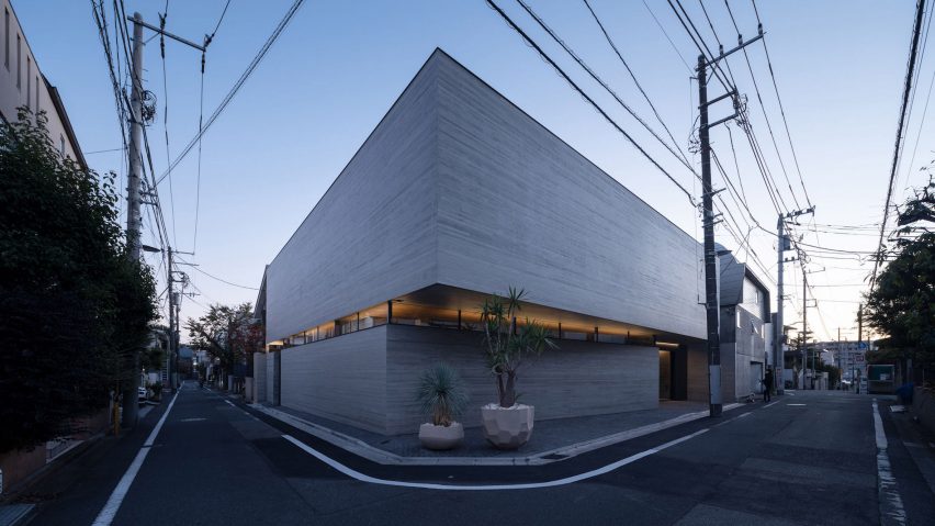 Closed-off Tokyo home